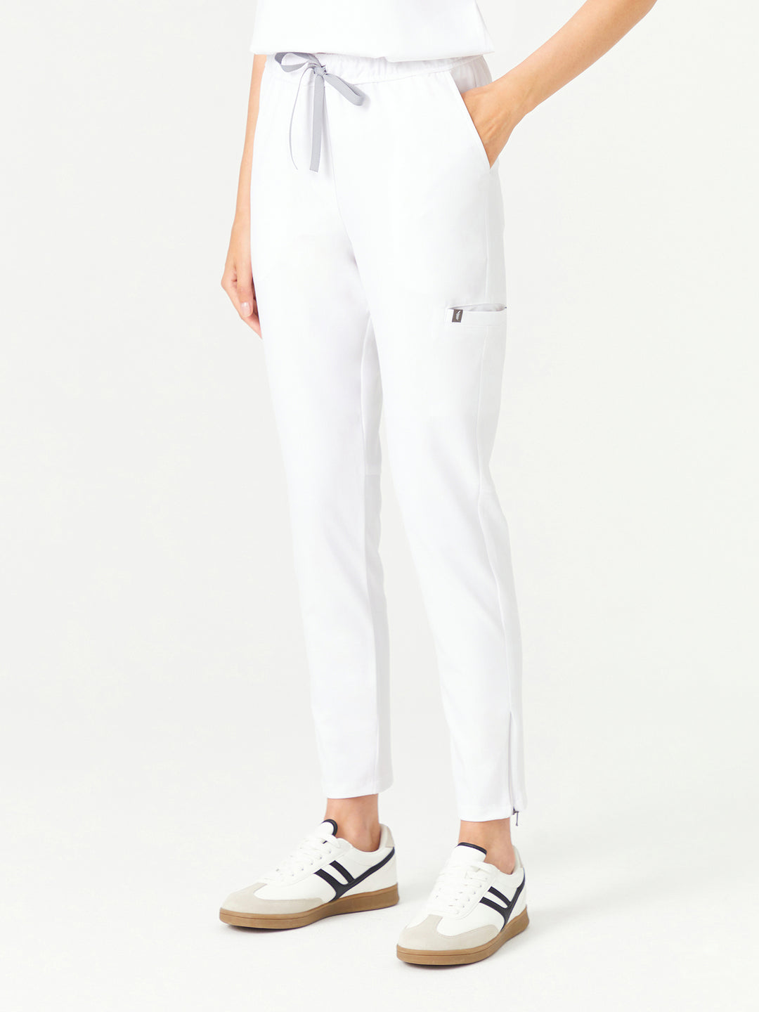 02 Kadın Fermuarlı Paça Scrub Alt - Beyaz