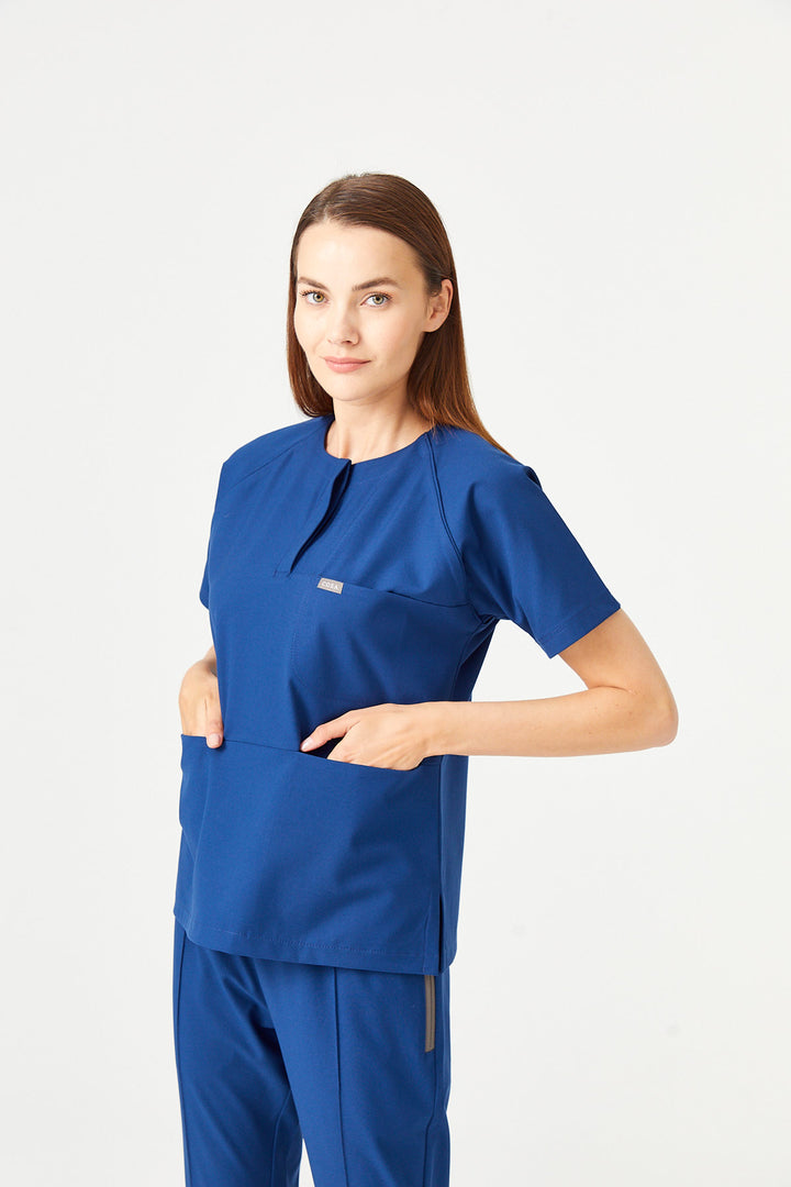 01 Kadın Sıfır Yaka Patlı Scrub Üst - Gece Mavi