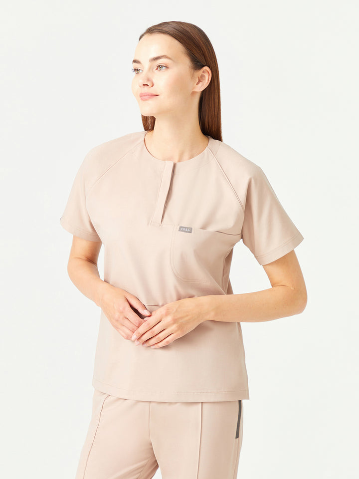 01 Kadın Sıfır Yaka Patlı Scrub Üst -Bej