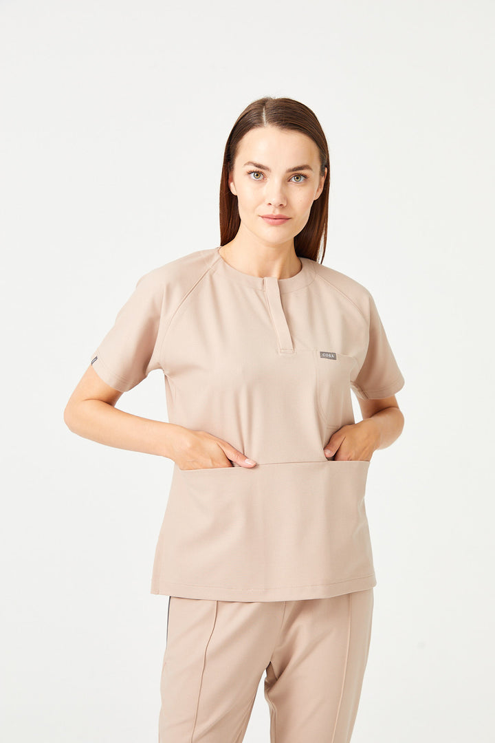 01 Kadın Sıfır Yaka Patlı Scrub Üst -Bej