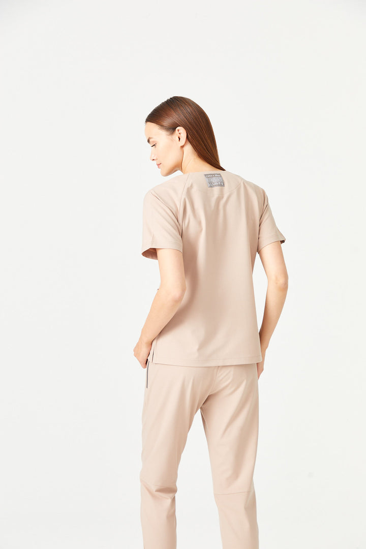 01 Kadın Sıfır Yaka Patlı Scrub Üst -Bej